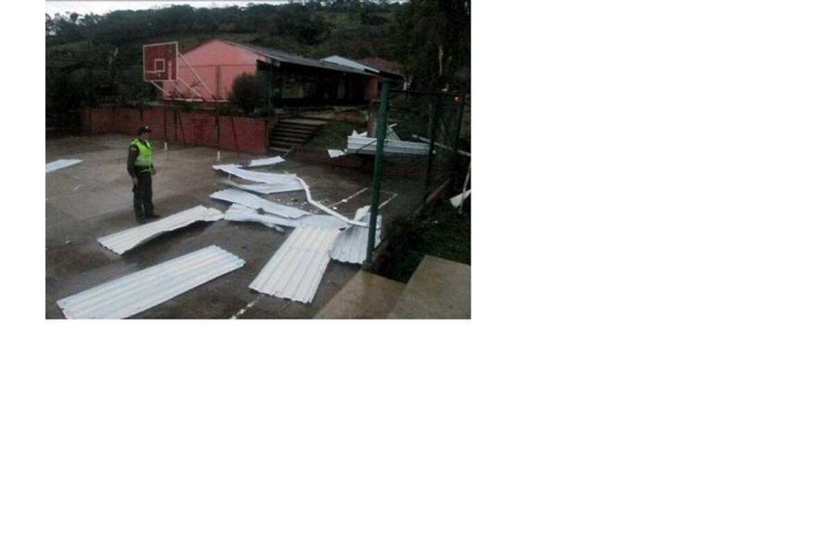 El alcalde José Arturo Hernández Blanco, del municipio del Valle de San José, junto con personal de la Policía revisó las afectaciones tanto en techos como computadores, en la Escuela de la Vereda El Guacal, ante la fuerte lluvia del pasado domingo. (Foto: Suministrada7VANGUARDIA LIBERAL)