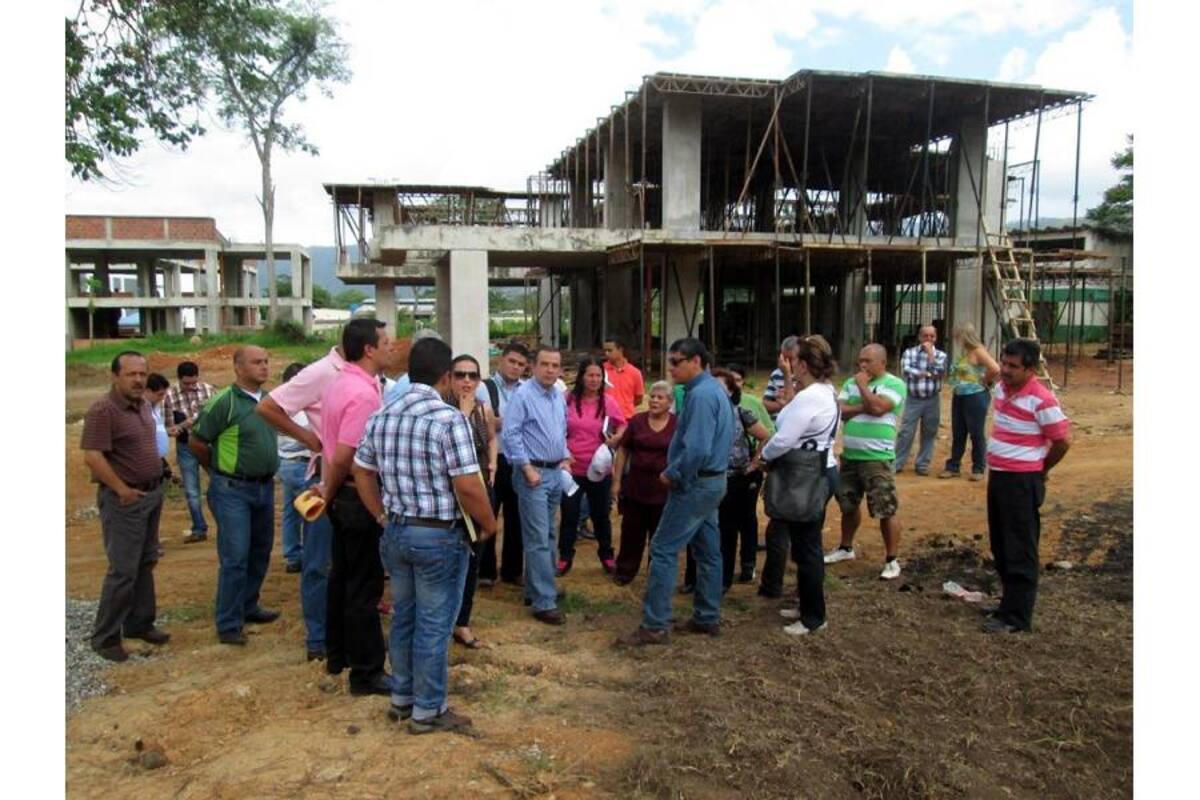 El Municipio junto con delegados de la Unidades Tecnológicas de Santander, UTS, inspeccionaron el pasado sábado los terrenos para definir la proyección financiera de las obras finales del proyecto de construcción de la Universidad Pública. (Foto: Suministrada/ VANGUARDIA LIBERAL )