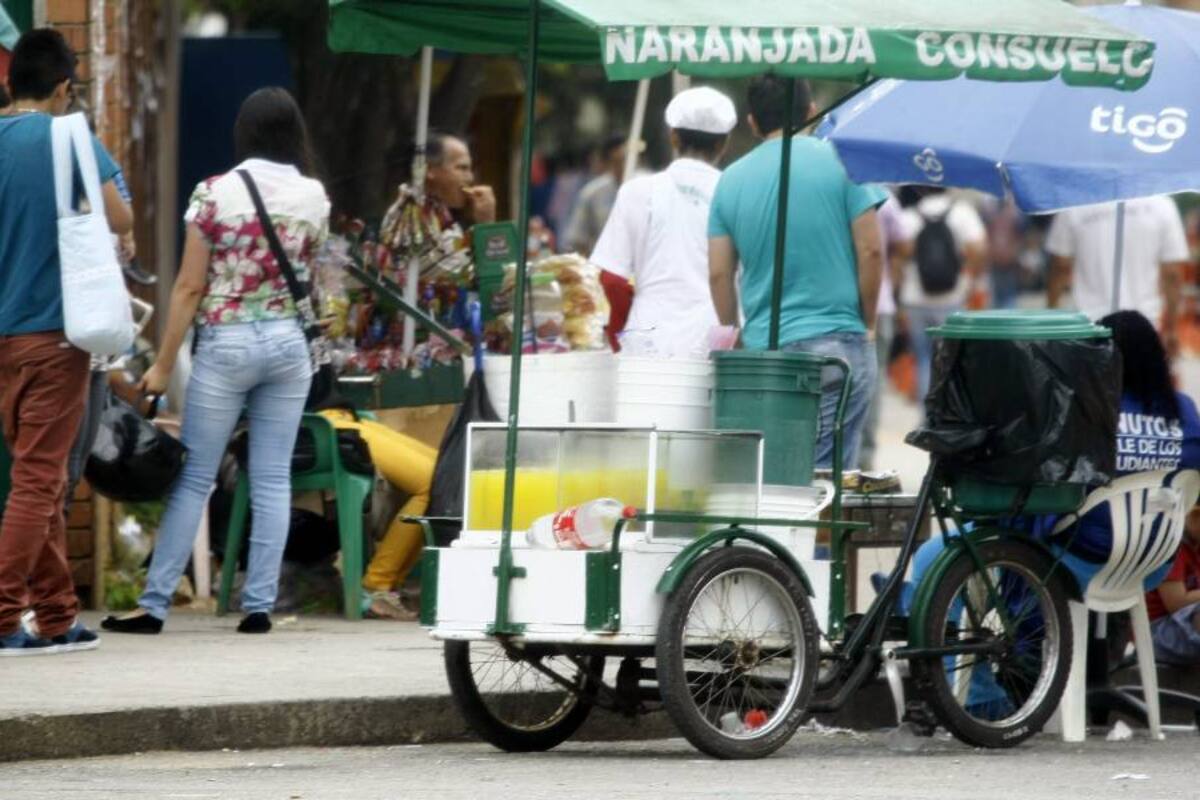 Un estudio de la Secretaría de Salud del Municipio reveló ayer que consumir bebidas de ventas callejeras representa un riesgo para la salud pues están contaminadas con heces fecales. (Foto: César Flórez / VANGUARDIA LIBERAL)