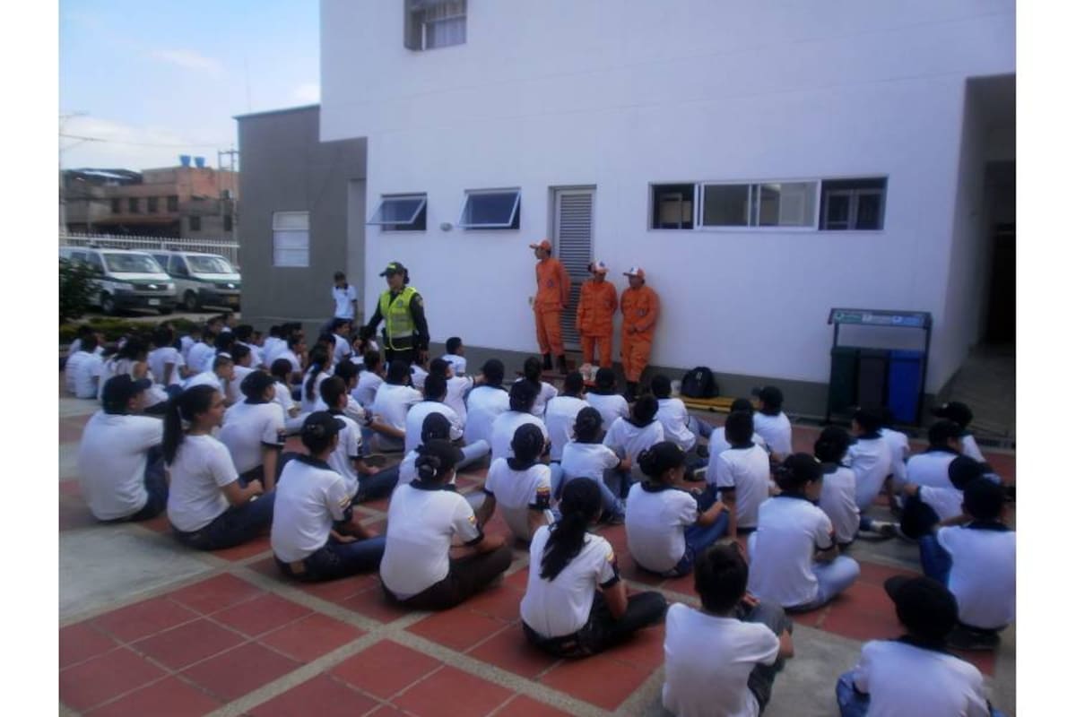 Los jóvenes estuvieron atentos a cada una de las recomendaciones e indicaciones de los miembros de la Policía y de la Defensa Civil, en los casos de terremotos, lluvias y accidentes. (Foto: Suministrada por la Policía/ VANGUARDIA LIBERAL)