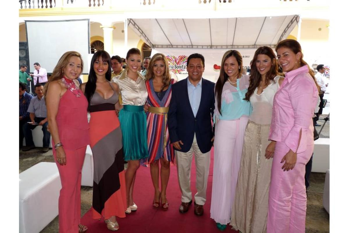 Glenys Pedraza, primera dama del municipio, Luis Francisco Bohórquez, alcalde de Bucaramanga, y Valentina Mantilla, en la inauguración de las ferias versión 2012 de la ciudad. (Foto: Archivo / VANGUARDIA LIBERAL)