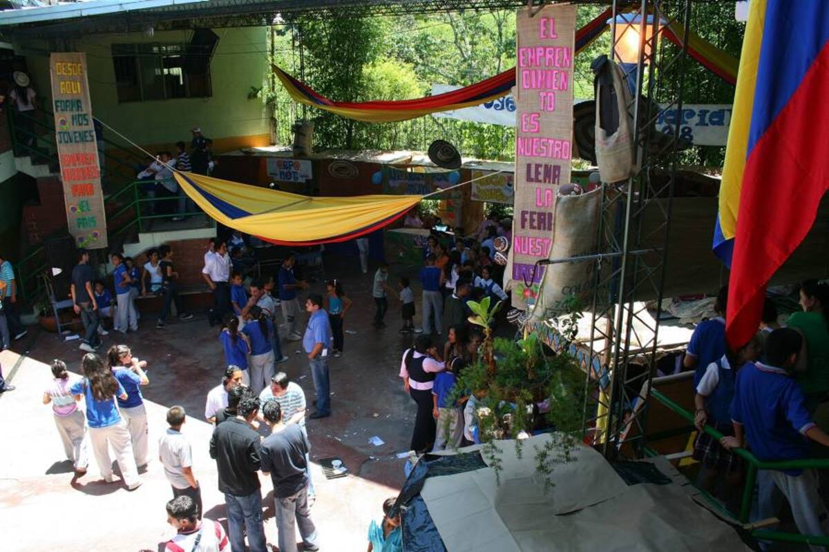 Los estudiantes y docentes del colegio Isidro Caballero disfrutaron de una jornada de entretenimiento con el grupo de guías caninos de la Policía. (Foto: Archivo / VANGUARDIA LIBERAL)