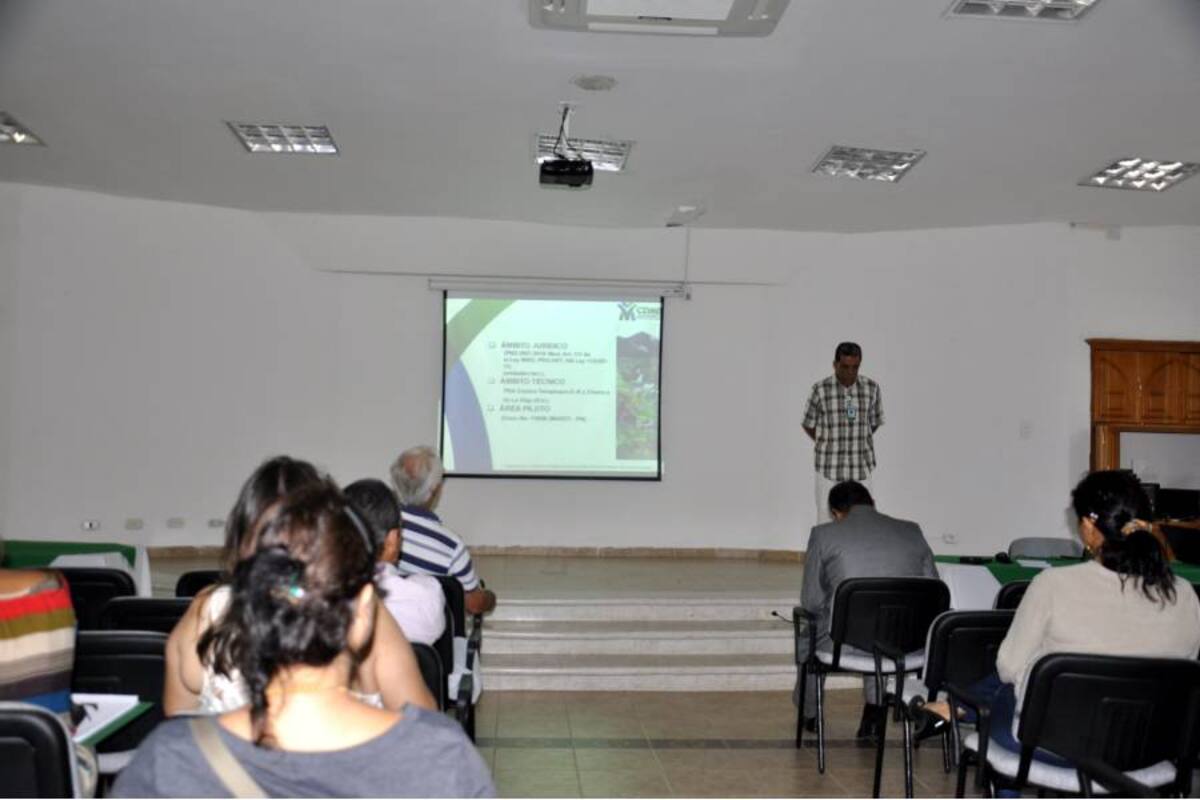 Los funcionarios de la entidad ambiental hicieron una capacitación con los propietarios de los terrenos, para informales sobre los aspectos del Pago de Servicios Ambientales. (Foto: Suministrada por la Cdmb / VANGUARDIA LIBERAL)