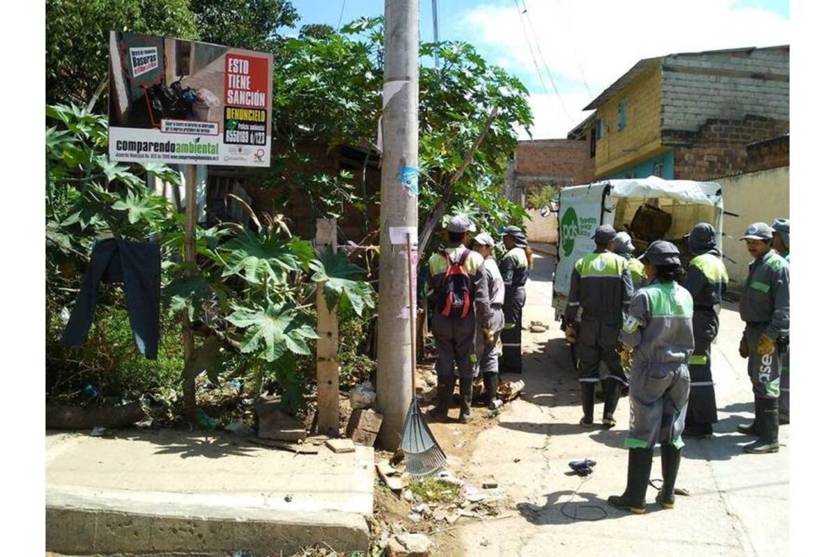 LA PDS adelantó jornada de limpieza el fin de semana en los barrios Hoyo Grande y Bellavista de Piedecuesta (Foto: Suministrada/VANGUARDIA LIBERAL)