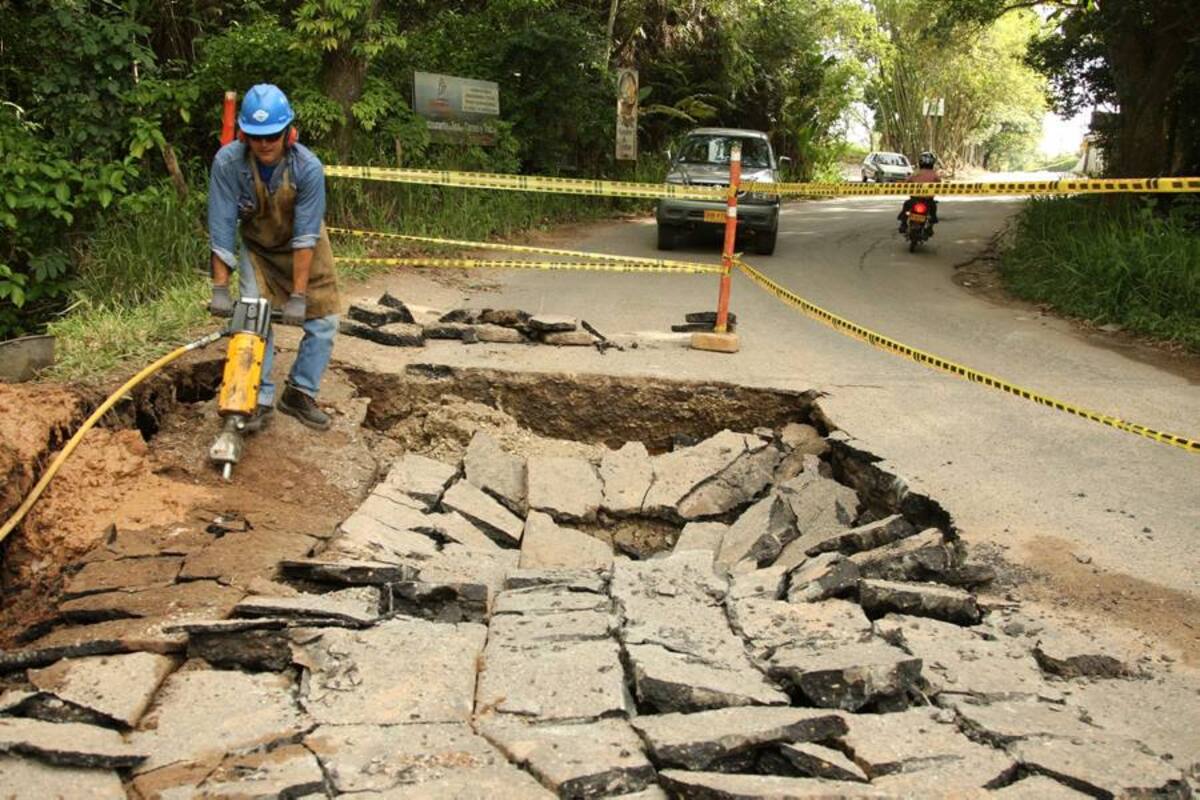 El puente que permite la entrada a Ruitoque Bajo y Alto está seriamente averiado. De seguir, las fuertes lluvias el tránsito a hacia zona estaría seriamente comprometido. (Foto: Nelson Díaz/VANGUARDIA LIBERAL)