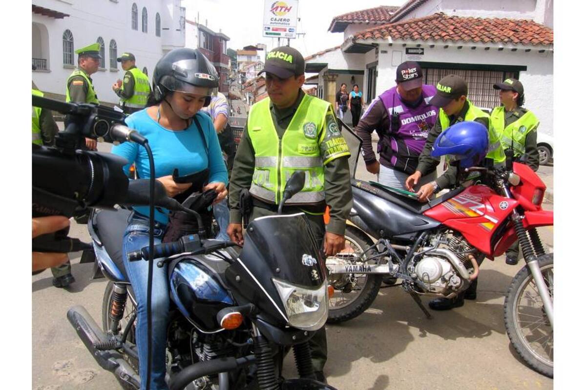 Autoridades de tránsito del Socorro, desarrollaron una campaña de sensibilización, para reducir los índices de accidentalidad en esta ciudad. (Foto: Luis Fernando Martínez Vargas/VANGUARDIA LIBERAL)