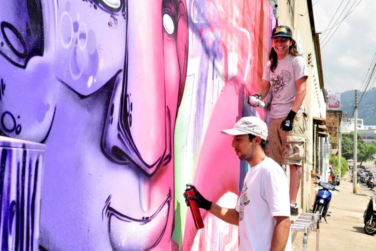 Un paredón de la calle 45 con carrera 21 se vistió de color y de expresión, gracias a la intervención artística urbana de un publicista y de un diseñador industrial. Ellos, Tone y Beek, visitaron a Bucaramanga y nos dejaron plasmada una bella obra artística. (Foto: Foto: Laura Herrera / VANGUARDIA LIBERAL)