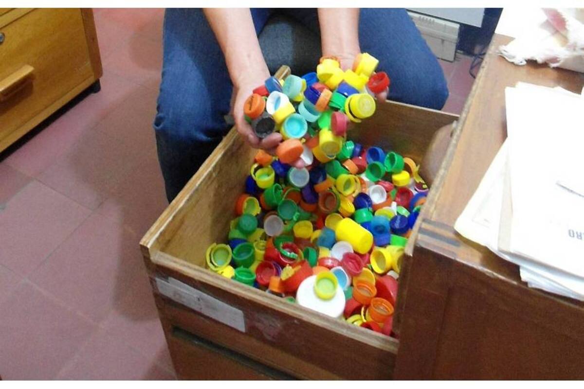 Los sangileños que quieran unirse a esta campaña pueden llevar las tapas plásticas a la CAS, la Alcaldía de San Gil, el Sena o la UDI. Estas entidades harán llegar la donación a la Fundación Sanar en Bogotá. (Foto: Nancy Acuña R. / VANGUARDIA LIBERAL)
