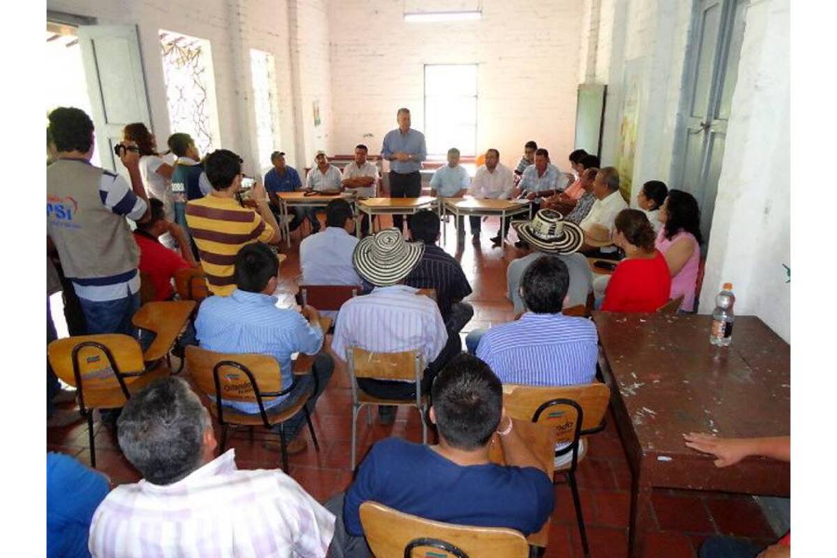 La sesión conjunta se cumplió el pasado lunes, en la Escuela de la Vereda El Cucharo, donde se habló sobre el mejoramiento vial San Gil - Cabrera. (Foto: Suministrada / VANGUARDIA LIBERAL)