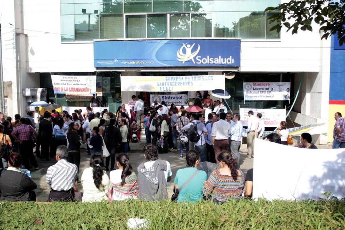 El grupo de trabajadores de Solsalud se mantuvo protestando en la entrada de la sede principal de la EPS, ubicada frente al parque de los Niños. (Foto: Javier Gutiérrez / VANGUARDIA LIBERAL)