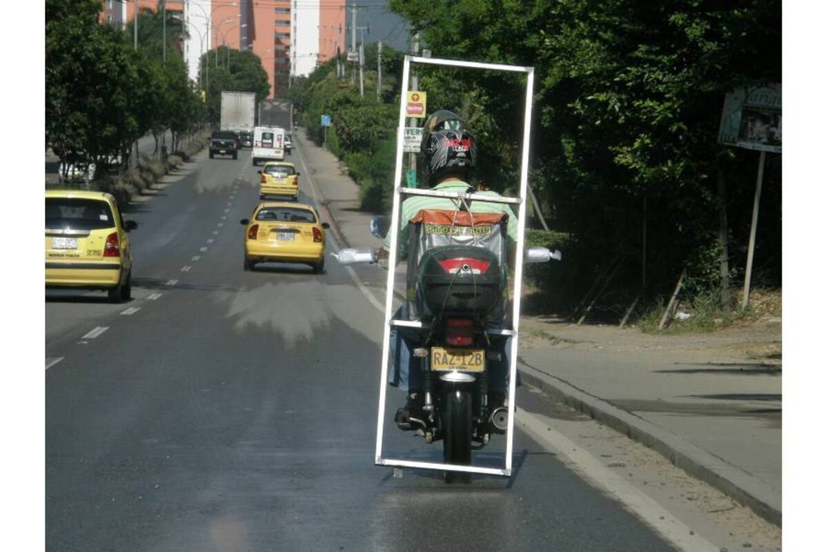 Estos ‘trasteos’, que se ven a diario en las motocicletas, ahora sí serán objeto de sanciones por parte de los alféreces de la Dirección de Tránsito de Bucaramanga. (Foto: Fotografía: Jaime Del Río Quiroga / VANGUARDIA LIBERAL)