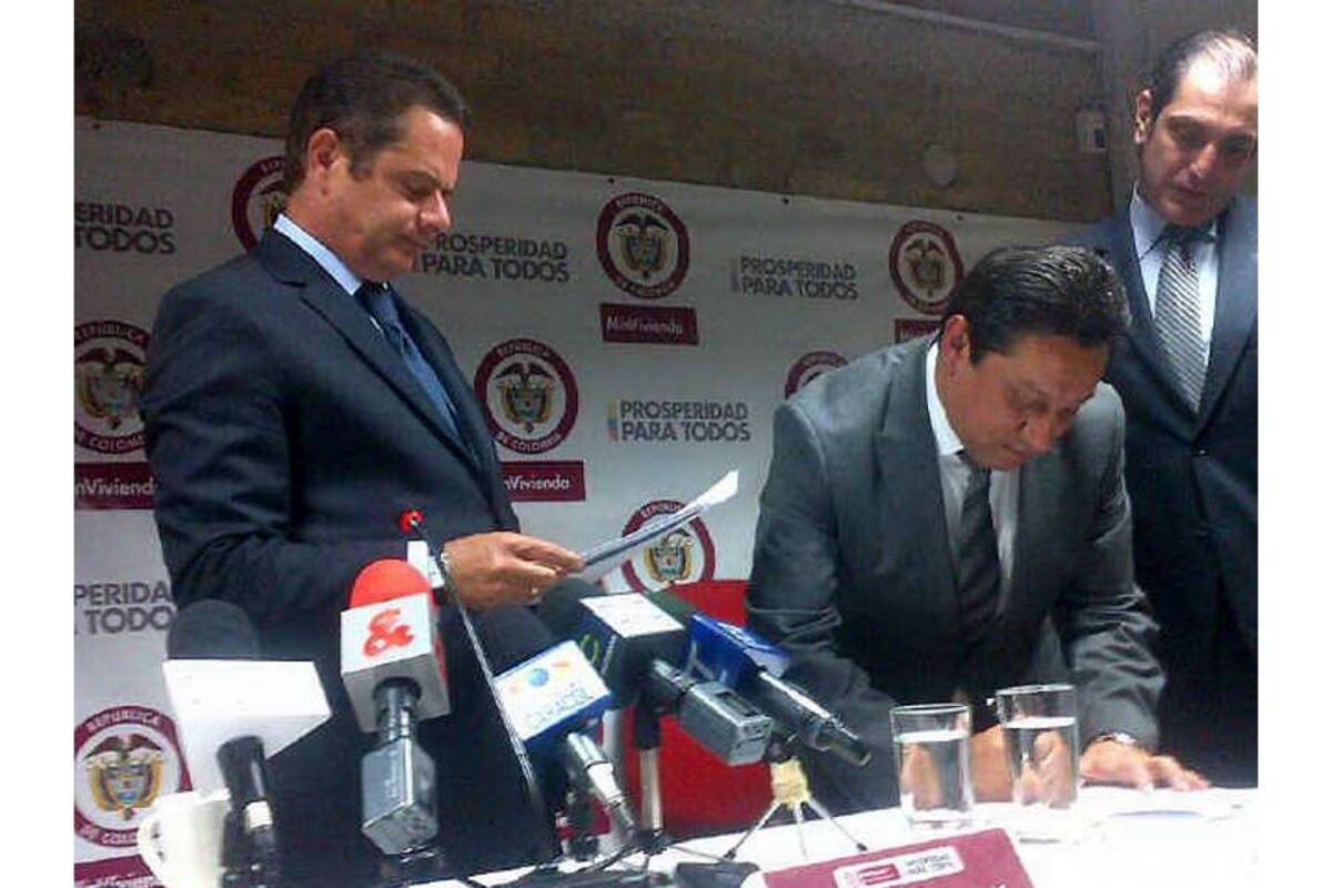 Germán Vargas Lleras, ministro de Vivienda, y Luis Francisco Bohórquez Pedraza, alcalde de Bucaramanga, firmaron ayer un millonario convenio que les garantizará el acceso a servicios de agua y alcantarillado a 1.700 hogares de la capital santandereana. (Foto: / VANGUARDIA LIBERAL)