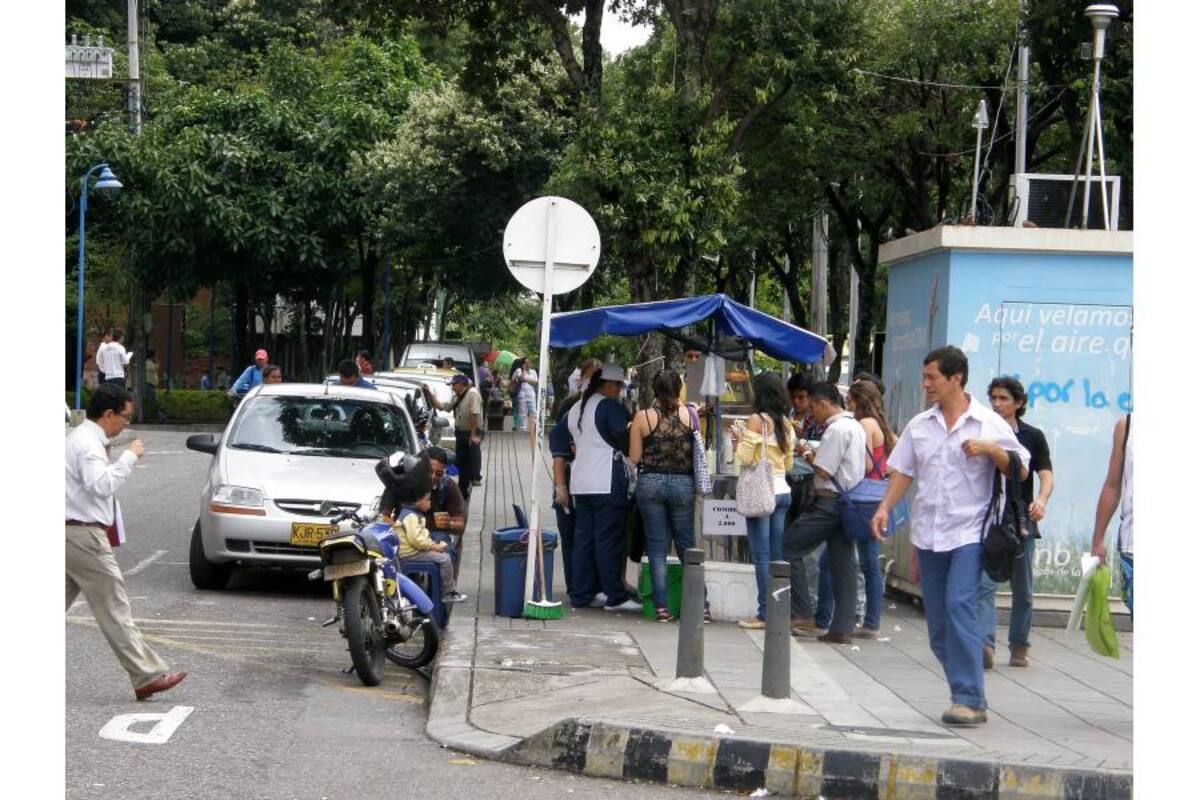 La Alcaldía de Bucaramanga no ha garantizado reubicación para los vendedores de comidas rápidas. La imagen es de Cabecera. (Foto: Jaime Del Río / VANGUARDIA LIBERAL)
