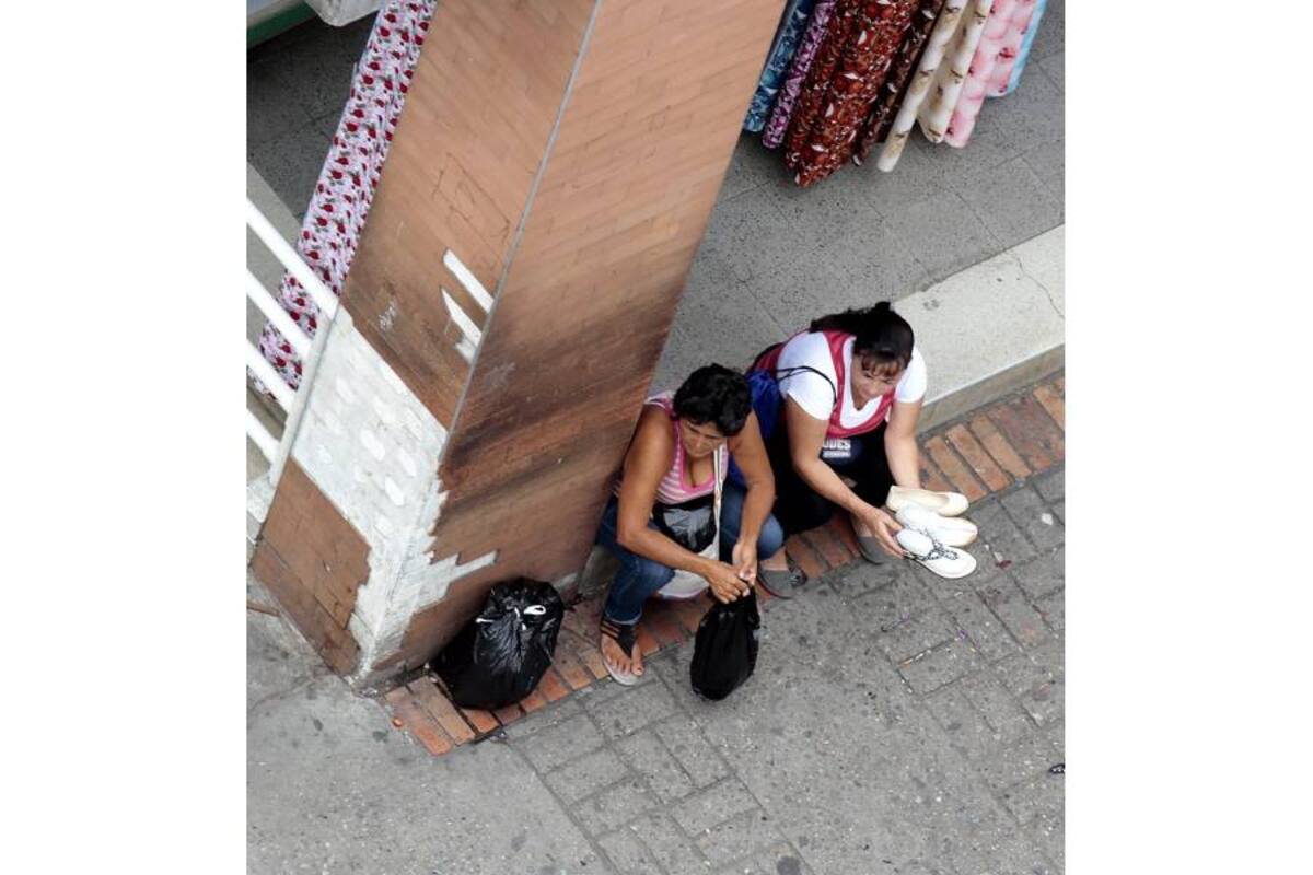 Así es como ‘manean’ algunos informales en el Centro. La imagen corresponde a vendedores que insisten en permanecer sobre el Paseo del Comercio. (Foto: Javier Gutiérrez / VANGUARDIA LIBERAL)