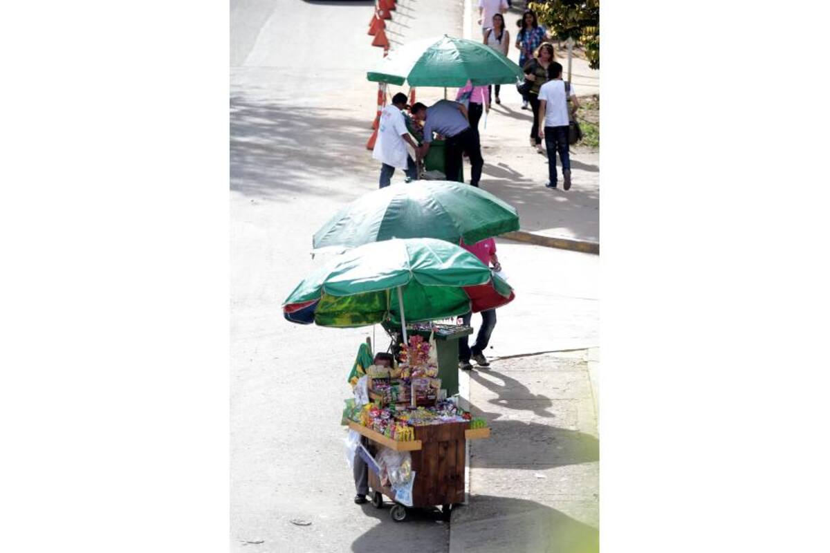 Muchos vendedores del Centro se trasladaron a la Ciudadela Real de Minas para seguir con las ventas. (Foto: Javier Gutiérrez / VANGUARDIA LIBERAL)