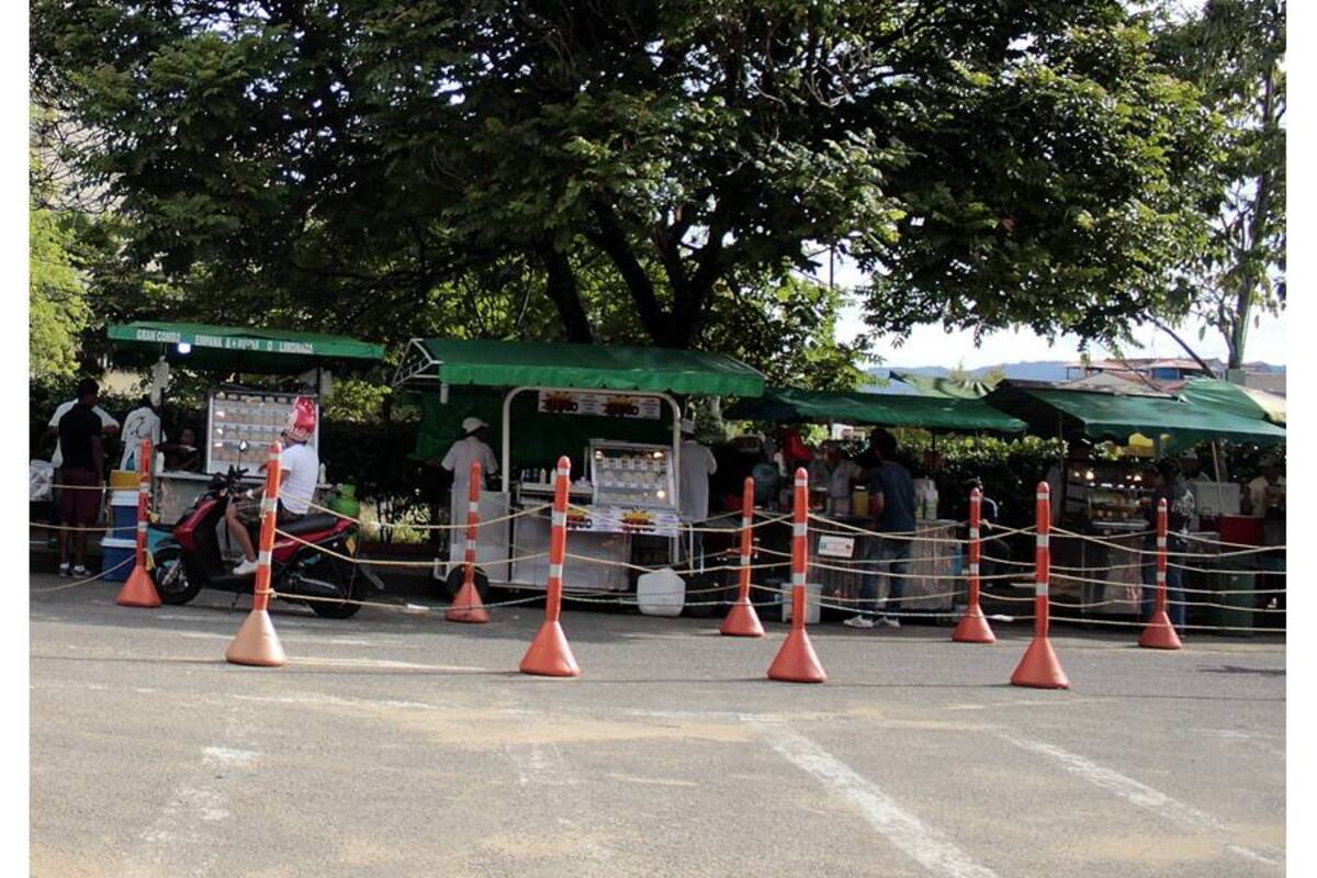 Como en la Ciudadela Real de Minas no se ha aplicado la ‘hora cero’, allí siguen las ventas ambulantes especialmente en la Calle de los Estudiantes. (Foto: Javier Gutiérrez / VANGUARDIA LIBERAL)