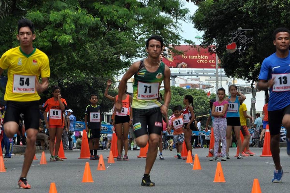 Con pruebas de velocidad y resistencia, cerca de 70 atletas se tomaron el Parque de los Niños para competir en el Festival de Escuelas de Formación Deportiva del Inderbu. (Foto: Didier Niño Cárvajal / VANGUARDIA LIBERAL)