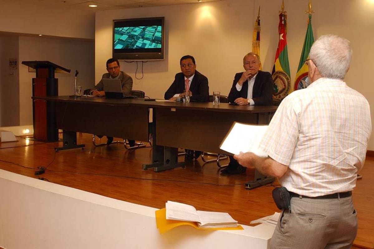 En el sexto piso del Centro Administrativo Local se escucharon algunas de las quejas que tienen los ciudadanos en torno al controvertido tema del cobro de la valorización. En la gráfica se aprecia el momento en el que el veedor Ramiro Vásquez les expresaba sus argumentos al secretario de Infraestructura, Clemente León Olaya; al alcalde de Bucaramanga, Luis Francisco Bohórquez Pedraza; y al personero municipal, Augusto Rueda González. (Foto: Fotografía: Jaime Del Río Quiroga / VANGUARDIA LIBERAL)