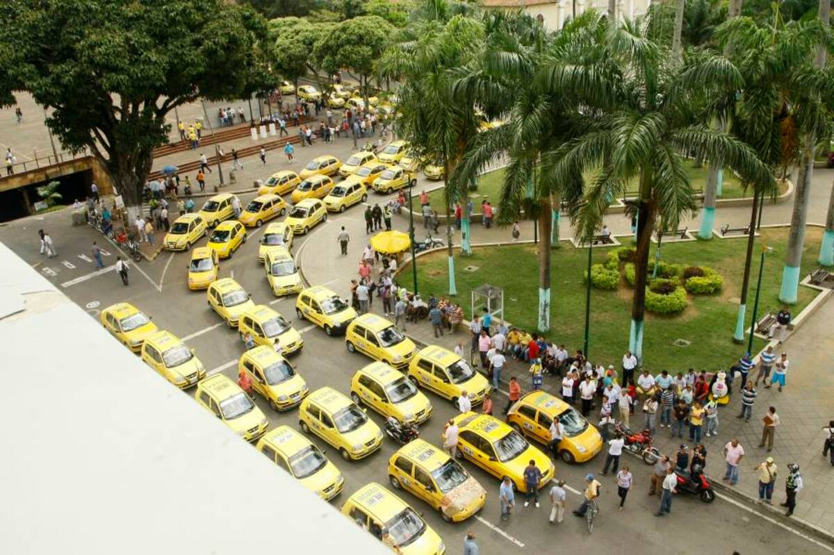 Este año han sido varias las amenazas de protesta y de realización de operaciones tortuga por parte de los taxistas. Según ellos, el transporte informal, la inseguridad y las prácticas de algunos empresarios los tienen desesperados. Dicen que cargarle toda la responsabilidad de los costos de la formalización al taxista es injusto. (Foto: Archivo / VANGUARDIA LIBERAL)