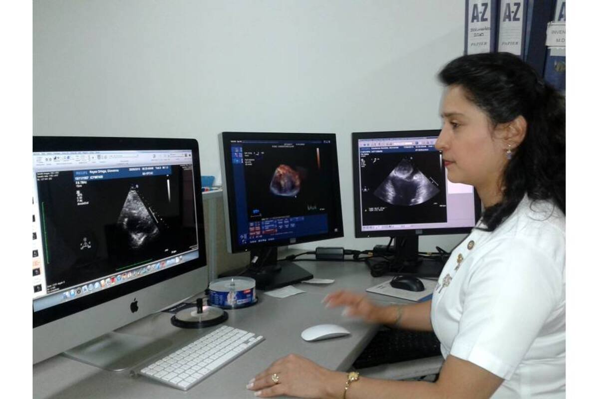 Desde esta estación en la Cardiovascular los especialistas pueden visualizar en tiempo real exámenes que se realizan incluso desde otras ciudades como Santa Marta. Aquí además obtienen imágenes tridimencionales. En los últimos cuatros años se ha hecho la integración de 550 mil historias clínicas. (Foto: Diana León /VANGUARDIA LIBERAL )