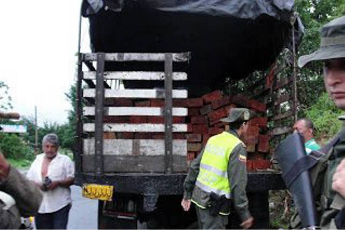 Decomisos de madera que permanentemente realizan autoridades de Policía en conjunto con funcionarios de la CAS, por carecer de los documentos exigidos por el ente de control ambiental. (Foto: Luis Fernando Martínez Vargas/VANGUARDIA LIBERAL)