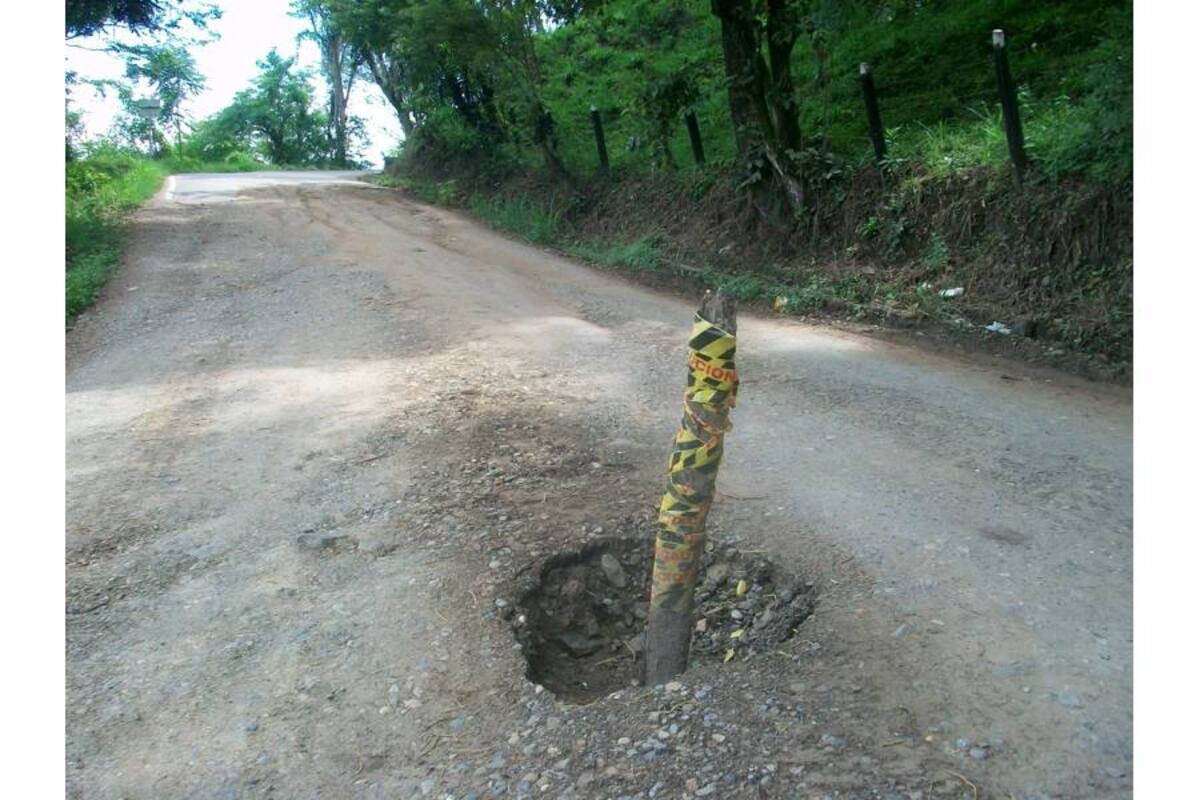 En plena mitad de la vía Socorro - Simacota se abrió este cráter, el cual no cuenta con una debida señalización y puede generar un grave accidente, especialmente a los conductores de motocicletas que no se percaten a tiempo del bache. (Foto: Luis Fernando Martínez Vargas/VANGUARDIA LIBERAL)