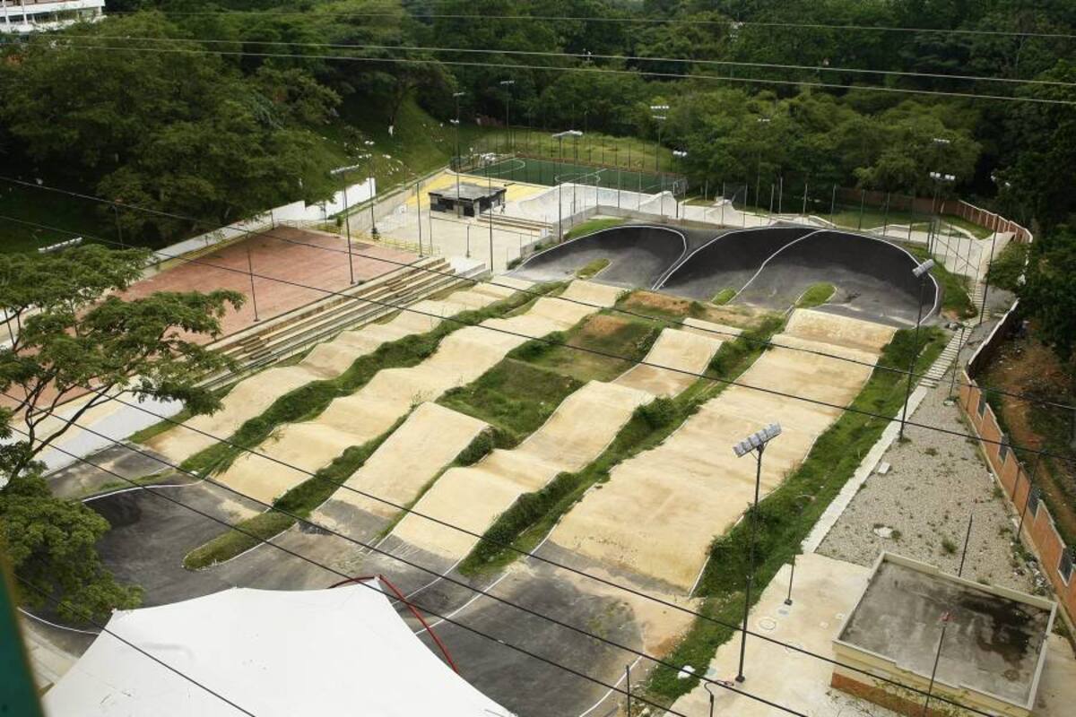 El Parque Extremo, situado debajo del Viaducto García Cadena, está conformado por un pista de BMX, zona de skatepark, una cancha de fútbol de grama sintética, una cancha múltiple, un EcoGym o gimnasio moderno, juegos infantiles, una zona administrativa y de cafetería y baterías de baños. Además hay una plazoleta central con parqueadero y zonas verdes. (Foto: César Flórez / VANGUARDIA LIBERAL)