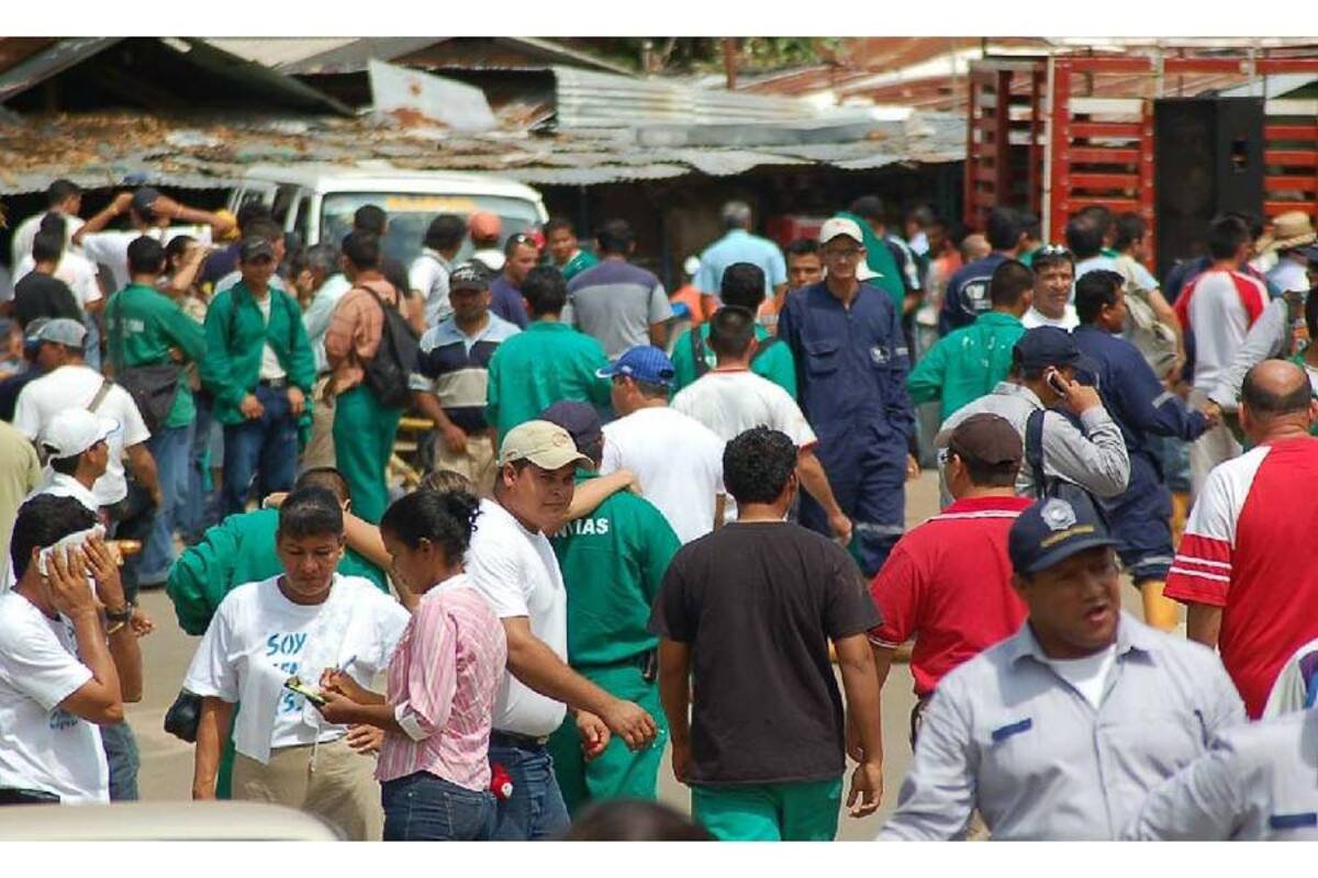 Ya completaron 16 días de anormalidad laboral los trabajadores de el corregimiento El Centro. Mientras las negociaciones avanzan, un nuevo tropiezo se presenta, con la aparición de unos panlfetos amenazantes. (Foto: Archivo/VANGUARDIA LIBERAL)