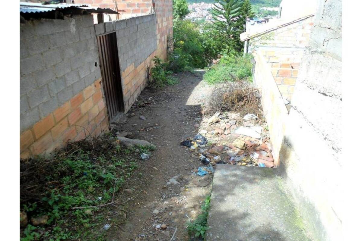 Algunos inescrupulosos dejan basuras en el paso peatonal ubicado en la carrera 5 con calle 21 A, entre los barrios Villas de San Gil y Rojas Pinilla. Comunidad pide se arregle el sendero. (Foto: Nancy Acuña R. / VANGUARDIA LIBERAL)