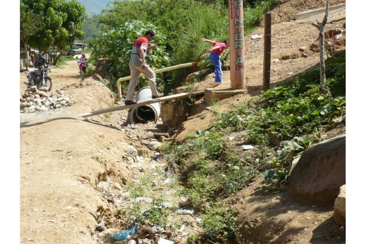 Los habitantes del barrio Valle de los Caballeros de Girón hacen un llamado a la Administración Municipal para que se adelante el estudio de riesgo y amenaza en la zona. (Foto: Liliana Carvajal/VANGUARDIA LIBERAL )