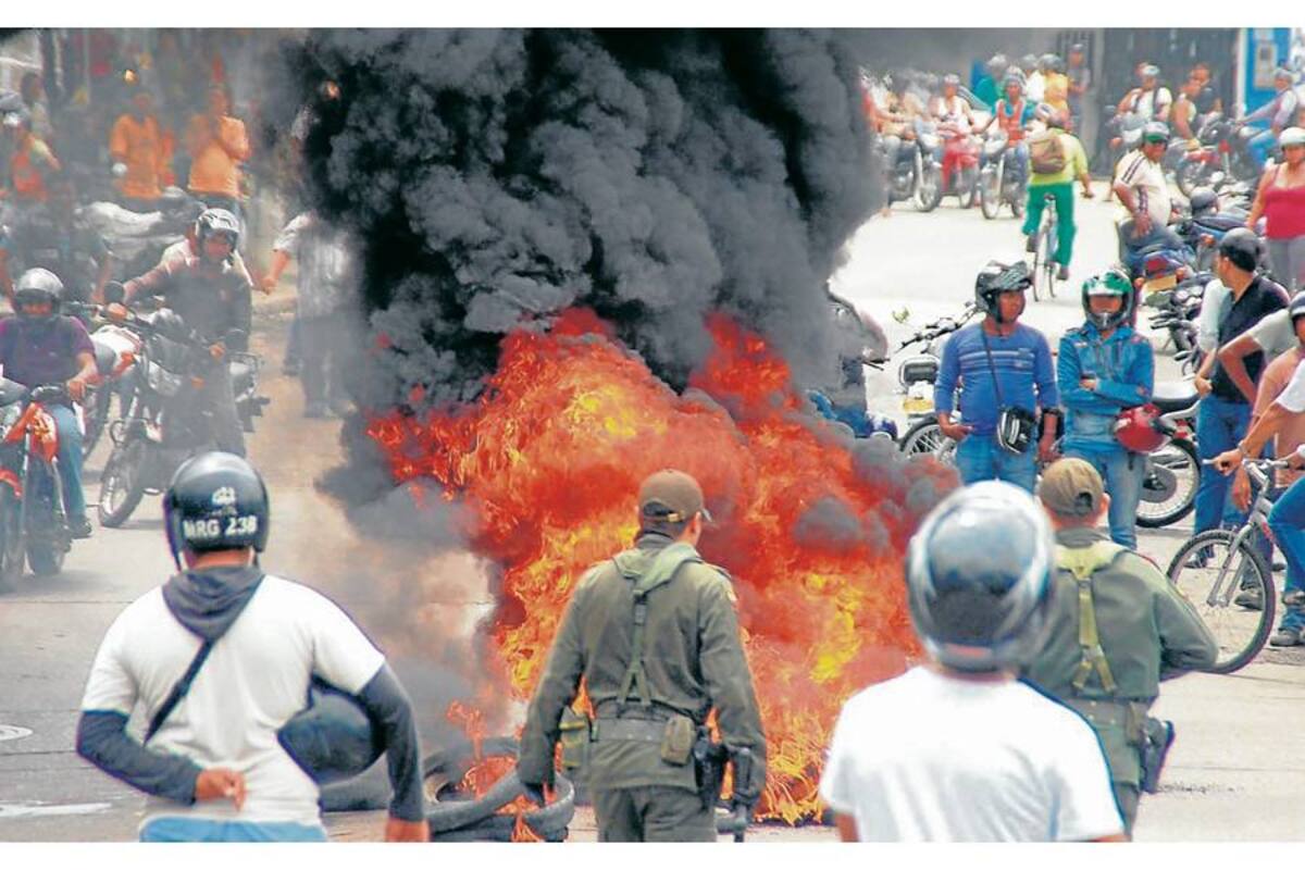Los transportadores informales ayer protagonizaron desordenes en Barrancabermeja. Quemaron Llantas y bloquearon vías. (Foto: Edgar Pernett/VANGUARDIIA LIBERAL)
