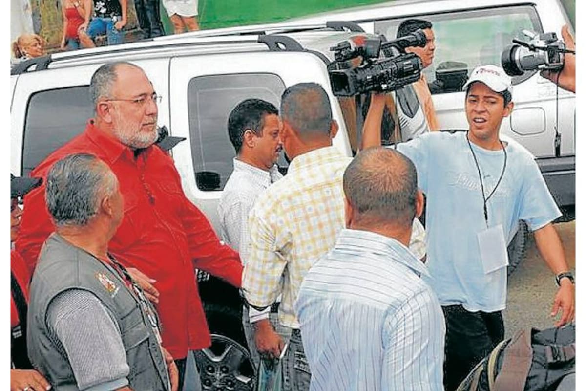 Mario Silva (camisa roja) aseguró durante su programa: “si tengo que inmolarme por la revolución bolivariana, lo haré con mucho gusto”. (Foto: EFE / VANGUARDIA LIBERAL)