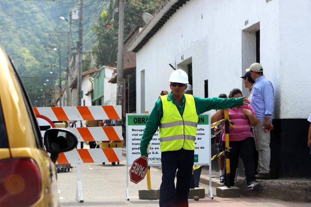 El Sistema Integrado de Transporte Masivo, Sitm, Metrolínea, inició los trabajos de mantenimiento de la malla vial en la calle 10 entre carreras 9 y 12. (Foto: Mauricio Betancourt/ VANGUARDIA LOIBERAL )