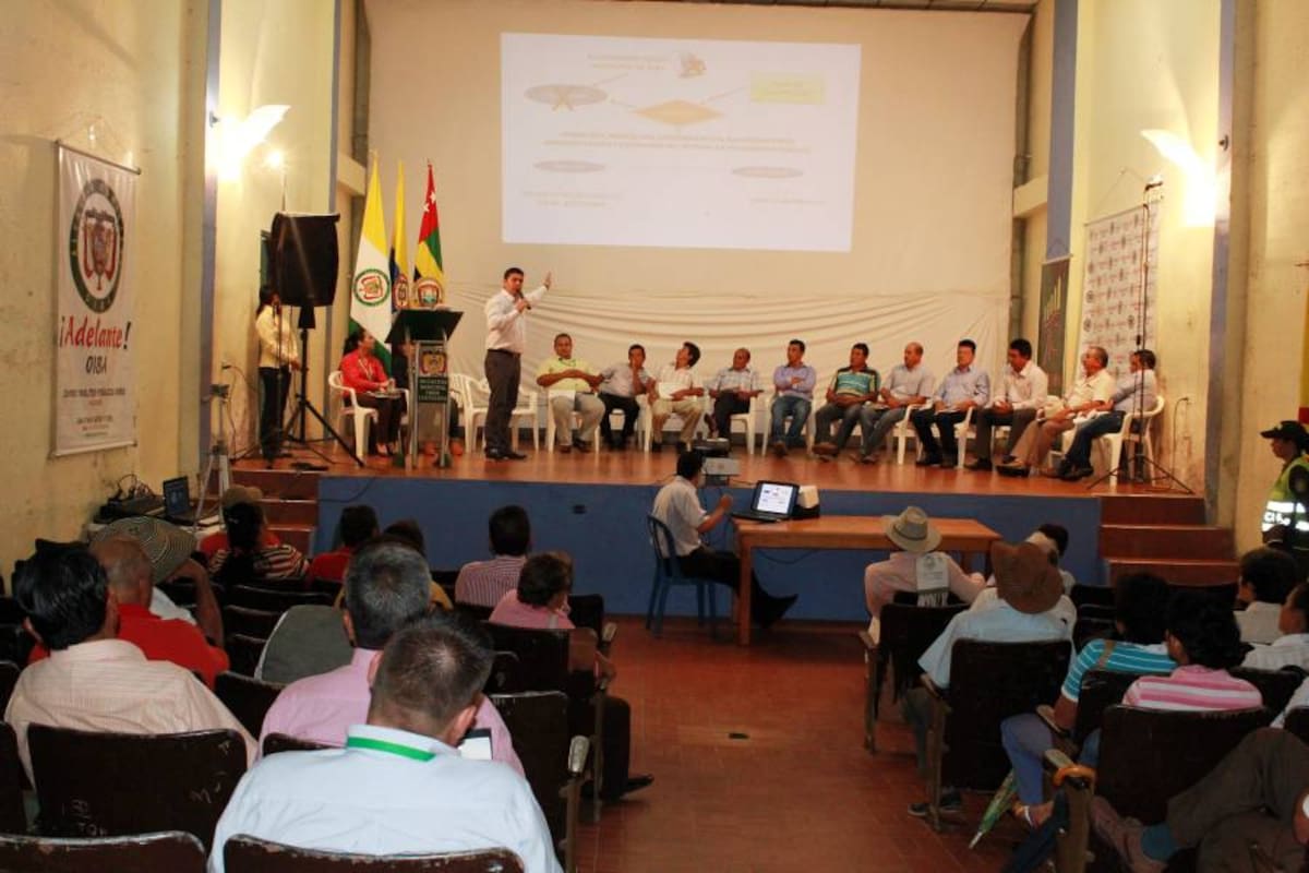 En el teatro cultural “Fernando Suárez Rangel”, se desarrolló el conversatorio sobre la concesión del alumbrado público, donde el alcalde Johnny Walter Peñaloza Niño solicitó a los concejales “reversar” este proyecto. (Foto: Luis Fernando Martínez Vargas/VANGUARDIA LIBERAL)