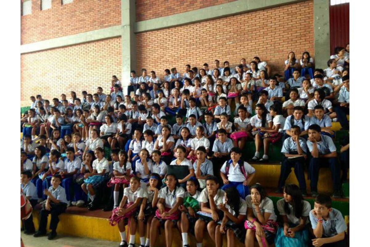 Algunos estudiantes del Colegio Villas de San Ignacio antes de su ingreso a los salones en la sede principal del Colegio Santander. (Foto: Suministrada / VANGUARDIA LIBERAL)