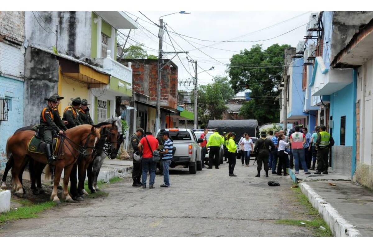 En la carrera 1 y 2 con calle 50 de la comuna Uno se llevó a cabo el operativo contra el microtráfico que realizaron los agentes de la Sijín ayer en la mañana. (Foto: Emmanuel Pérez Ortegón/ VANGUARDIA LIBERAL)