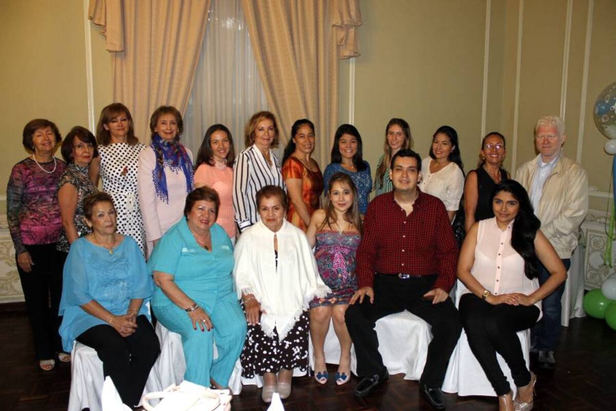 Cecilia Hernández, Mery Sarmiento, Bertha de Sarmiento, Natalia Badillo, Carlos Duarte, Stefany Pereira, Ana María Valenzuela, Ninfa Estévez, Amanda Aguillón, Maruja Valenzuela, Mónica Hernández, Rosalba Valenzuela, Jenny Pulido, Laura Marulanda, Jessica Ibarra, Omaira Rivero, Ruth Leonora Mojica y Mario Páez. (Foto: Nelson Díaz/Vanguardia Liberal)