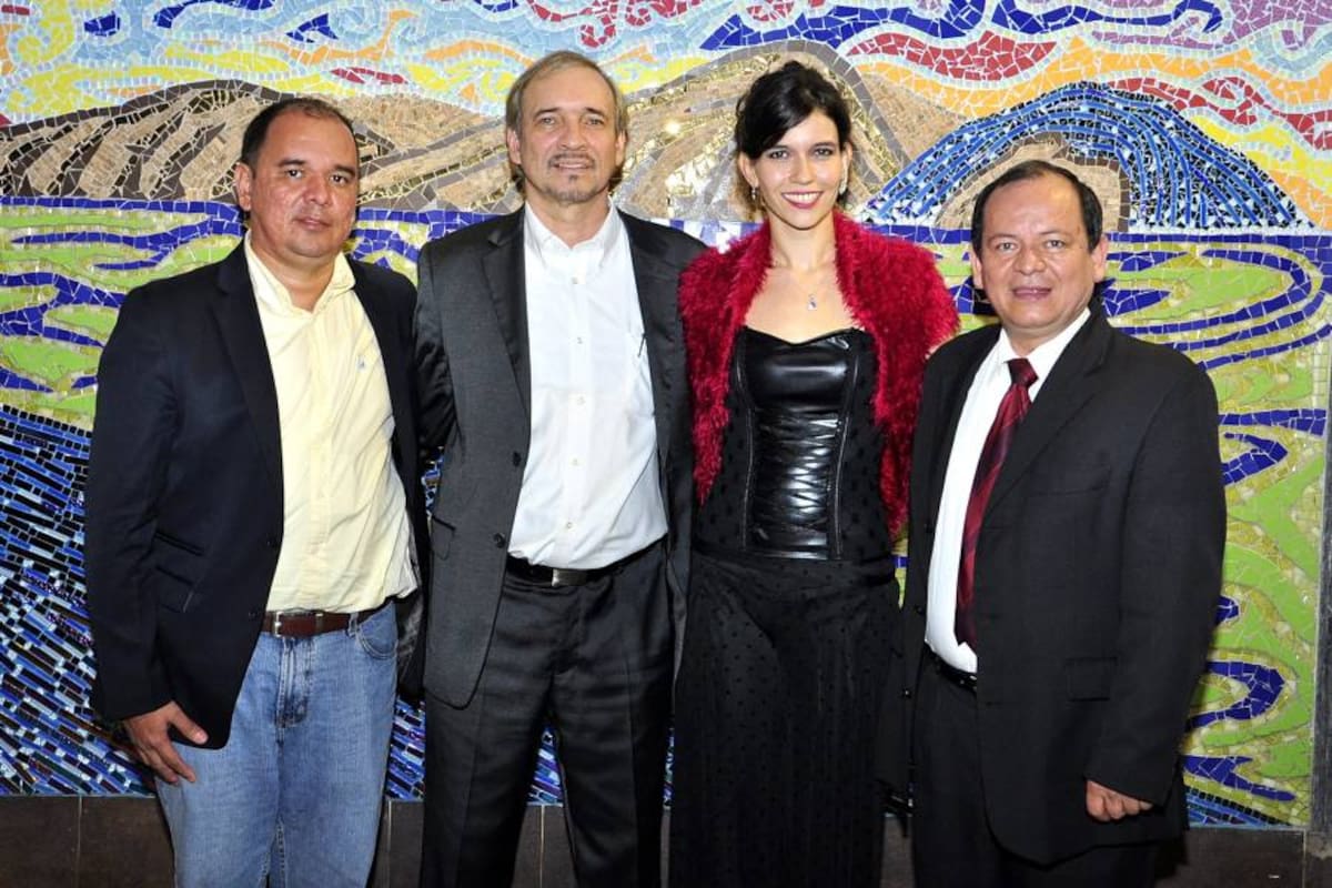 Fernando Dueñez, asesor de despacho del Alcalde de Bucaramanga; Luis Miguel Arce Galvis, gerente Cofuneraria Los Olivos; María Camila Mejía Hernández, artista, y Henry Orlando Rodríguez Riveros, presidente del Consejo Administrativo Cofuneraria Los Olivos. (Foto: Laura Herrera / VANGUARDIA LIBERAL )