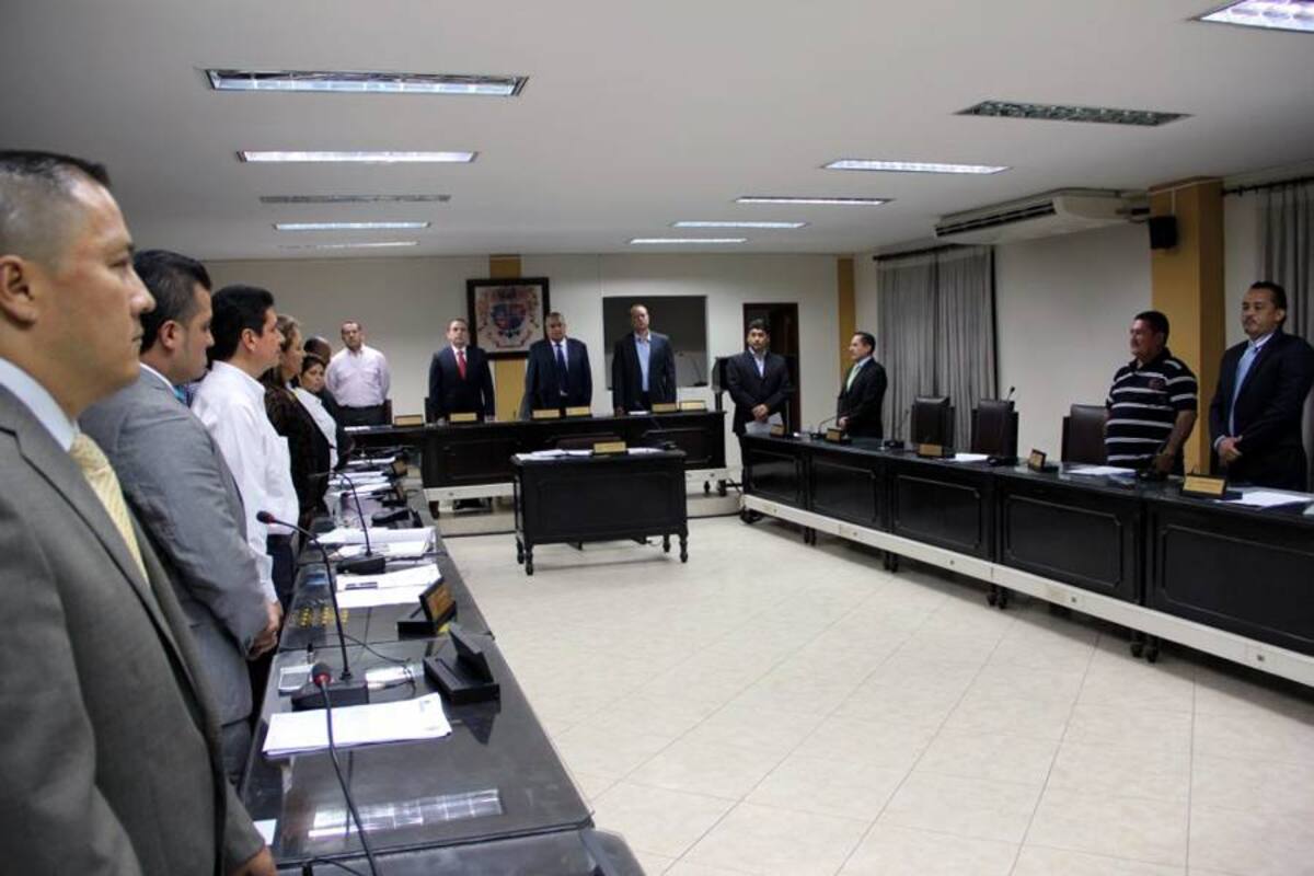 El Gobierno rechazó las amenazas de que ha sido objeto el concejal Luis Humberto Gómez (primero en la fila izquierda). (Foto: Archivo/ VANGUARDIA LIBERAL )