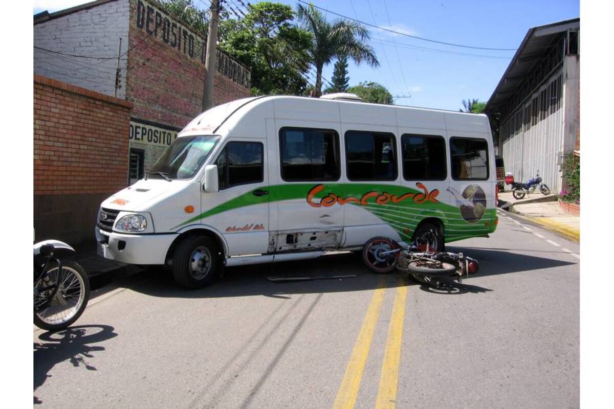 Un accidente se registró en inmediaciones del terminal de transporte del Socorro, debido a la falta de visibilidad que es obstruida por una caseta y la falta de abrir la puerta de salida para evitar este tipo de accidentes. (Foto: Luis Fernando Martínez Vargas/VANGUARDIA LIBERAL)