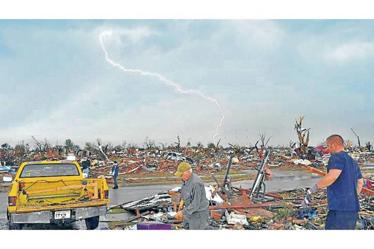 Mientras la lluvia persiste, la ciudad de Moore comenzó a enterrar a sus muertos. Ayer tuvo lugar el funeral de una niña de 9 años hallada en lo que quedó de su escuela. (Foto: AFP / VANGUARDIA LIBERAL)
