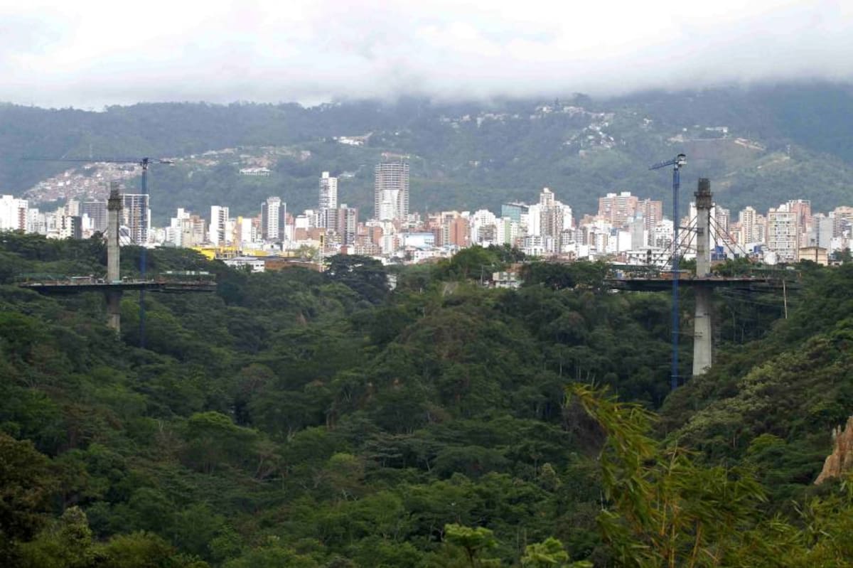 La obra física del Viaducto La Novena está en un porcentaje de ejecución aproximado del 66 %. Los trabajos marchan a buen ritmo y, según el Alcalde, el importante paso vial será entregado al servicio de la comunidad a mediados del próximo año. (Foto: Foto: Didier Niño / VANGUARDIA LIBERAL)