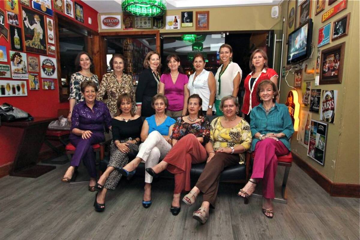 María Cristina de García, Amparo Corredor, Maruja de Tellez, Myriam Lucía Ayala, Beatriz Camacho, Luz Fanny Gómez, Yolanda Robledo, Amelia Santamaría, Rosalba Valenzuela, Luz Marina Cárdenas, Emilce Mejía, Sonia Prado y Nohora Bautista. (Foto: Mauricio Betancourt/ VANGUARDIA LIBERAL)
