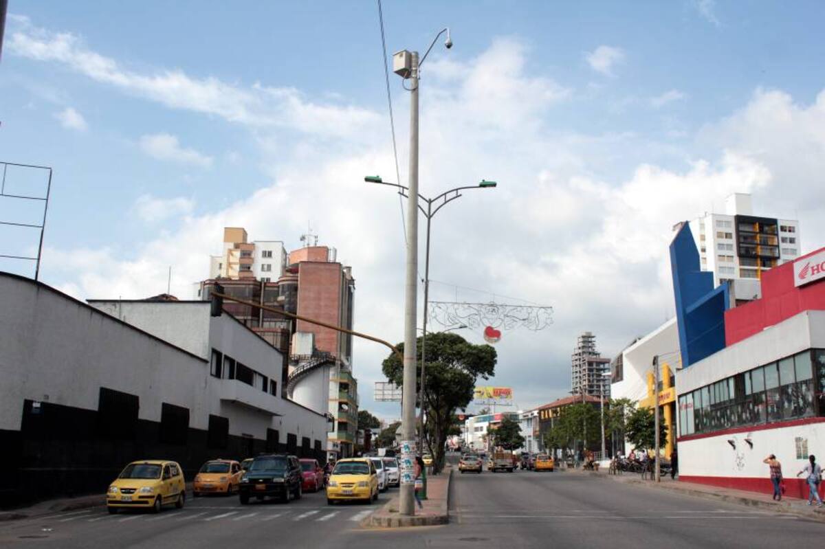 Esta es una de las cámaras fijas que hay instaladas en Bucaramanga. La de la imagen corresponde a la calle 36 con carrera 27. (Foto: Javier Gutiérrez / VANGUARDIA LIBERAL)