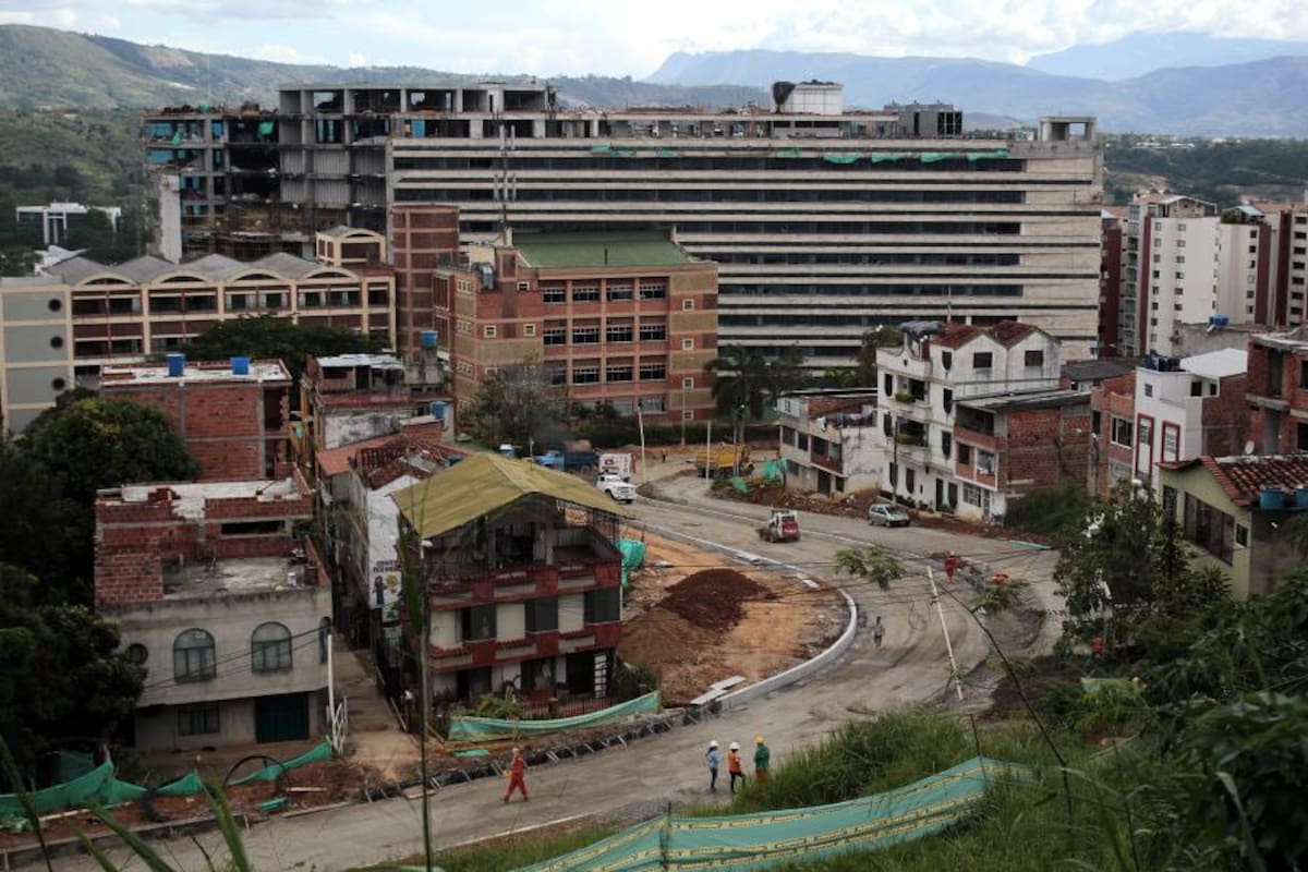 Así avanzan los trabajos de la primera fase de la Transversal El Bosque. Esta etapa de la construcción unirá la paralela occidental de la Autopista Sur con Fosunab y el conjunto residencial Club House. (Foto: Javier Gutiérrez / VANGUARDIA LIBERAL)
