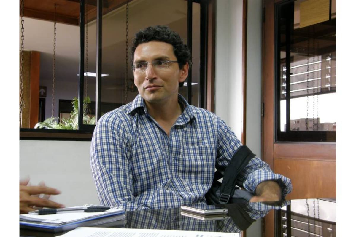 Óscar Vesga, docente de la Institución Educativa La Palma, en Gámbita, se encuentra entre los 10 finalistas para ser el Gran Maestro 2013. (Foto: Jaime del Río / VANGUARDIA LIBERAL )