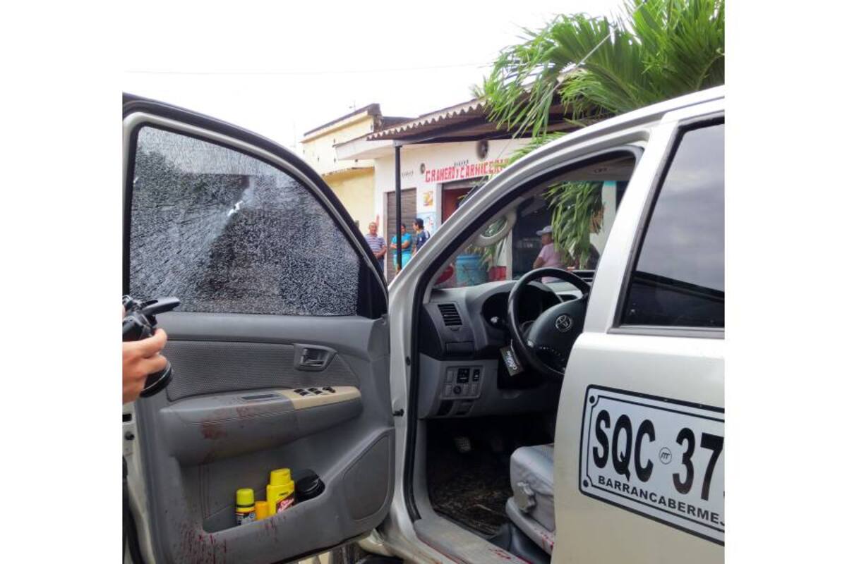 Cuando Jairo Regueros se disponía a prender su vehículo fue atacado por dos sujetos que se movilizaban en una motocicleta. (Foto: Suministrada/ VANGUARDIA LIBERAL)