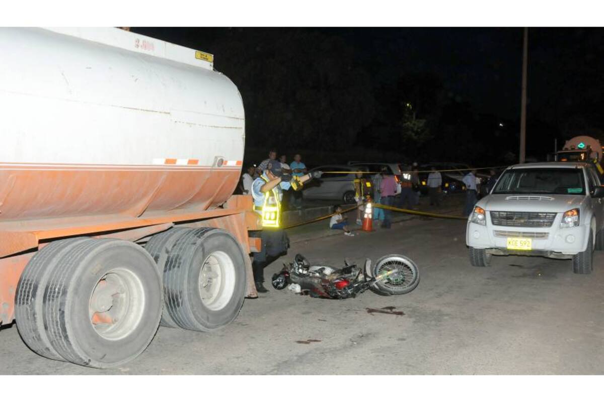 Tras reportarse el incidente, los agentes de la Inspección de Tránsito y Transporte realizaron el estudio, el cual será entregado a la Fiscalía para determinar la responsabilidad de los involucrados. (Foto: Emmanuel Pérez Ortegón/ VANGUARDIA LIBERAL)