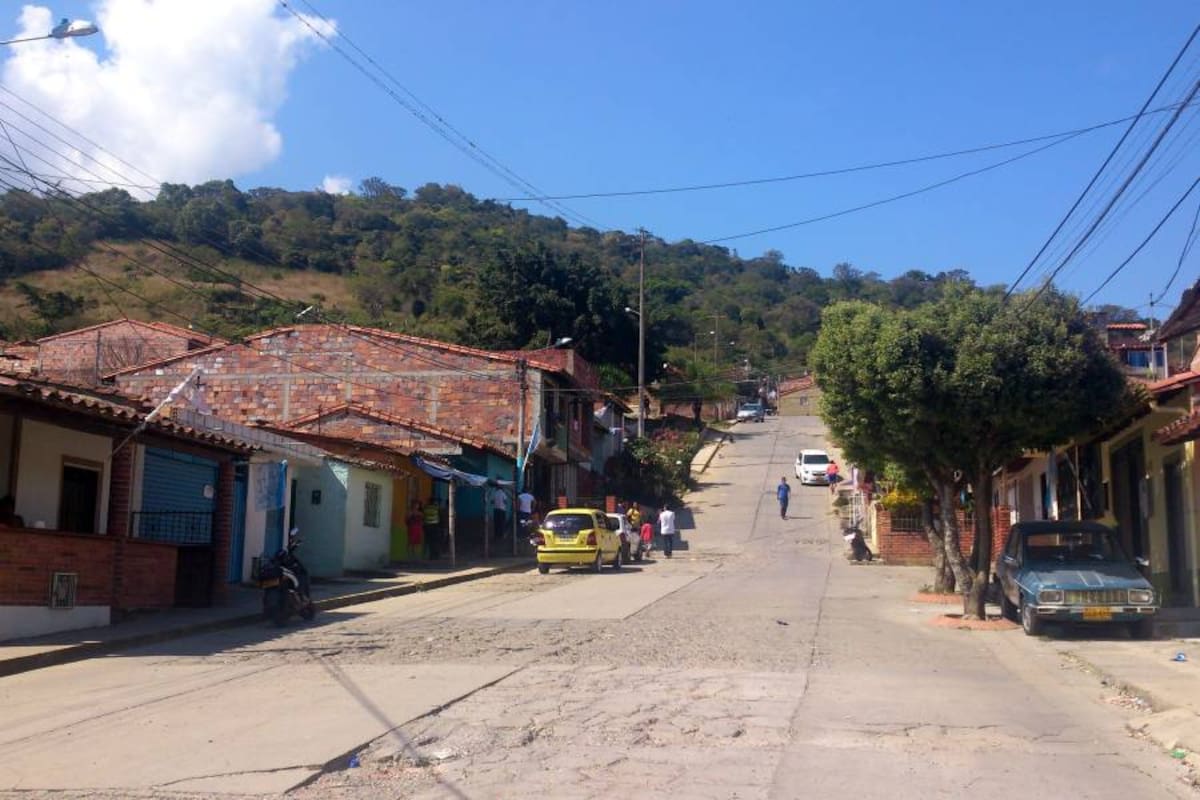 Calle principal del barrio José Antonio Galán, sector donde el agua se va constantemente. (Foto: July Andrea Muñoz/VANGUARDIA LIBERAL)