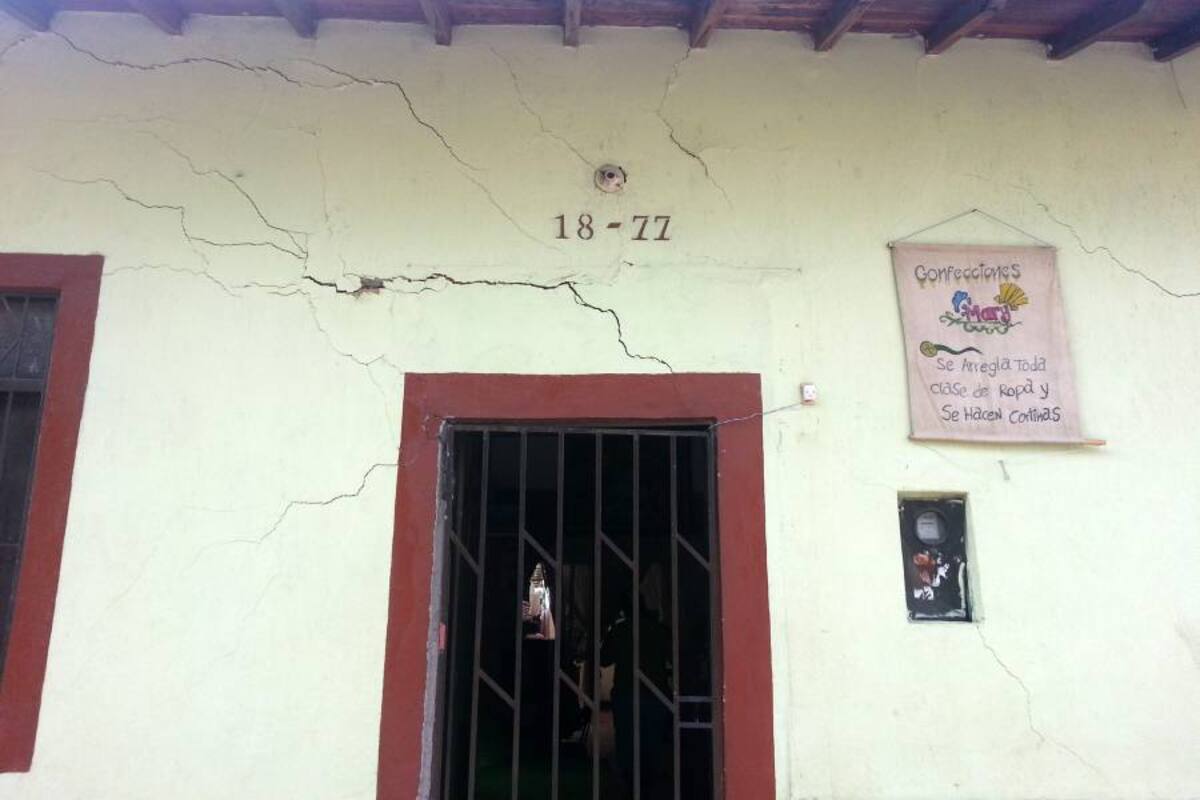 Así se encuentran algunas de las viviendas de El Vergel, debido al presunto daño en la red de alcantarillado que está bajo la vía. (Foto: Suministrada/VANGUARDIA LIBERAL)
